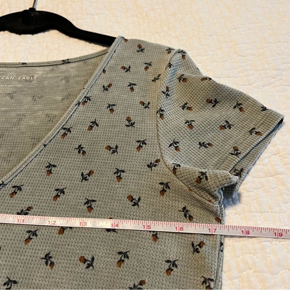 ✨ American Eagle Women’s Light Green Floral V Neck Top Small - Picture 7 of 8